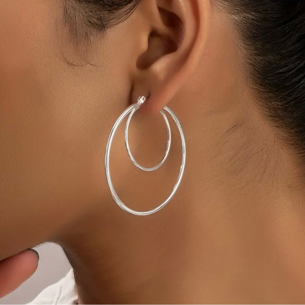 Elegant silver hoops earrings